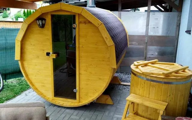 Drevená sudová sauna na dvore